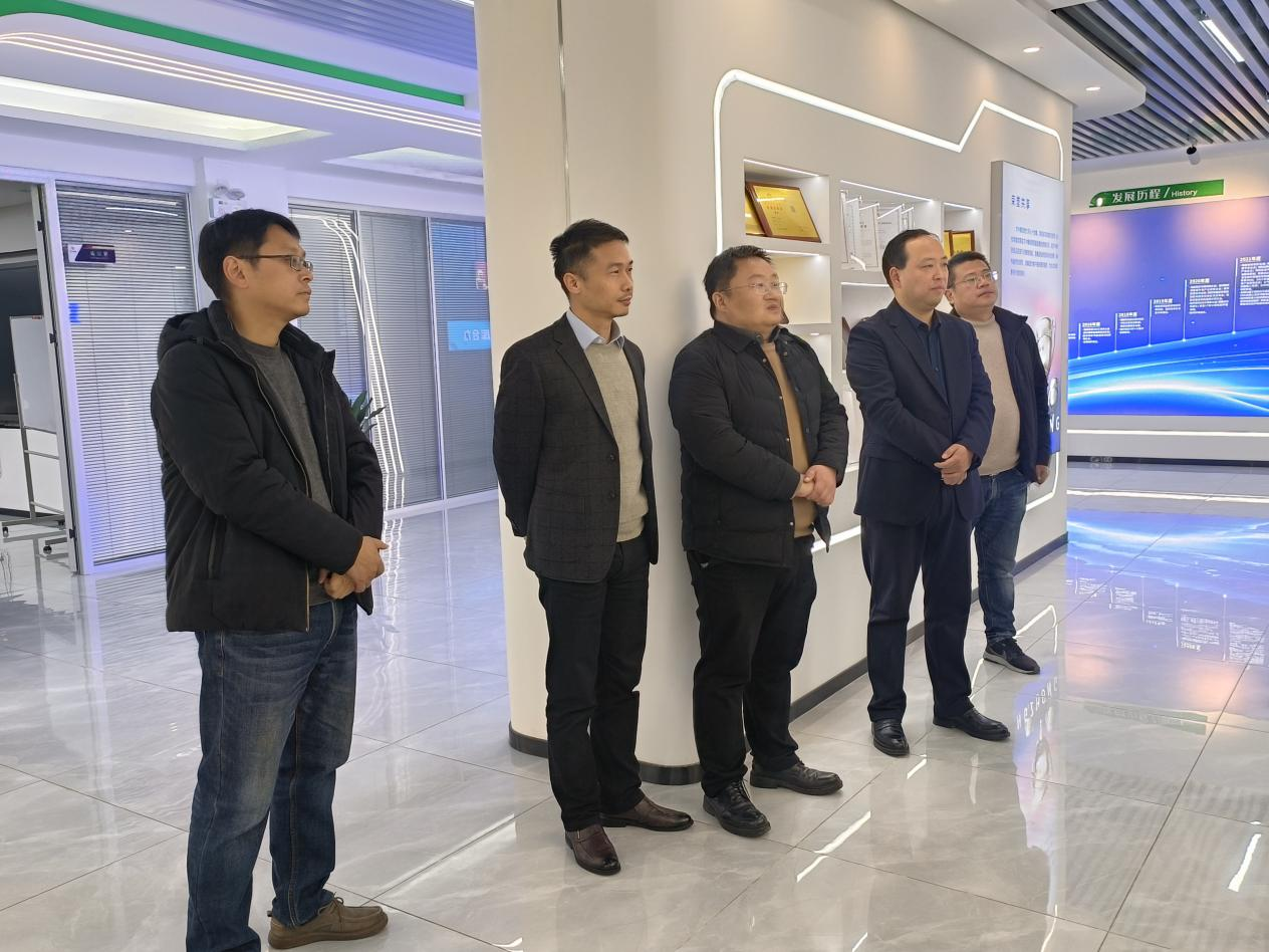 并肩同筑新時(shí)代，攜手共創(chuàng)新未來(lái)