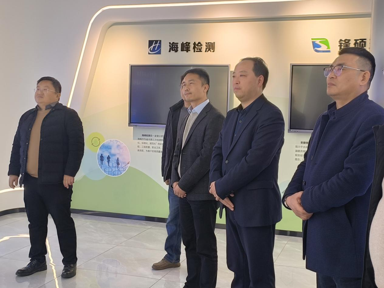 并肩同筑新時(shí)代，攜手共創(chuàng)新未來(lái)